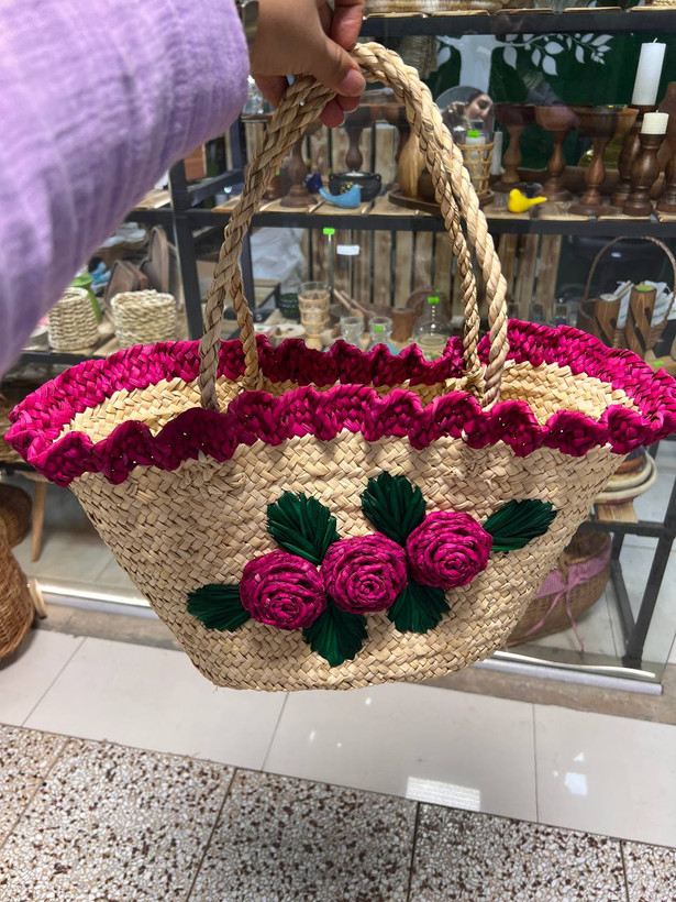 زنبیل حصیری گل دار دور چین صورتی